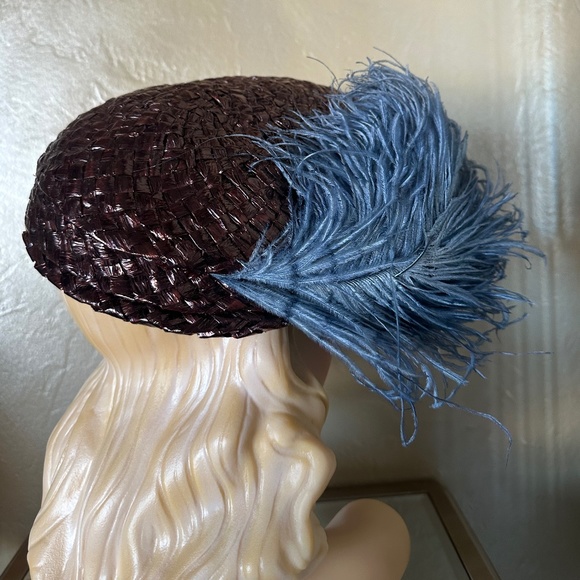 STUNNING 1940S' BROWN STRAW BERET WITH BLUE OSTRICH FEATHERS - Picture 5 of 12